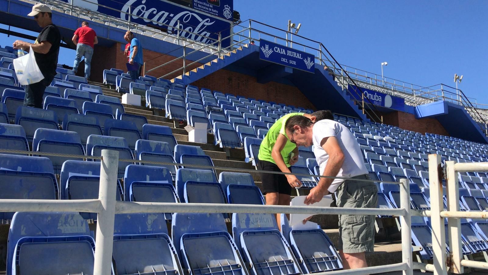 Voluntarios colocan las cartulinas para el gran mosaico de mañana.