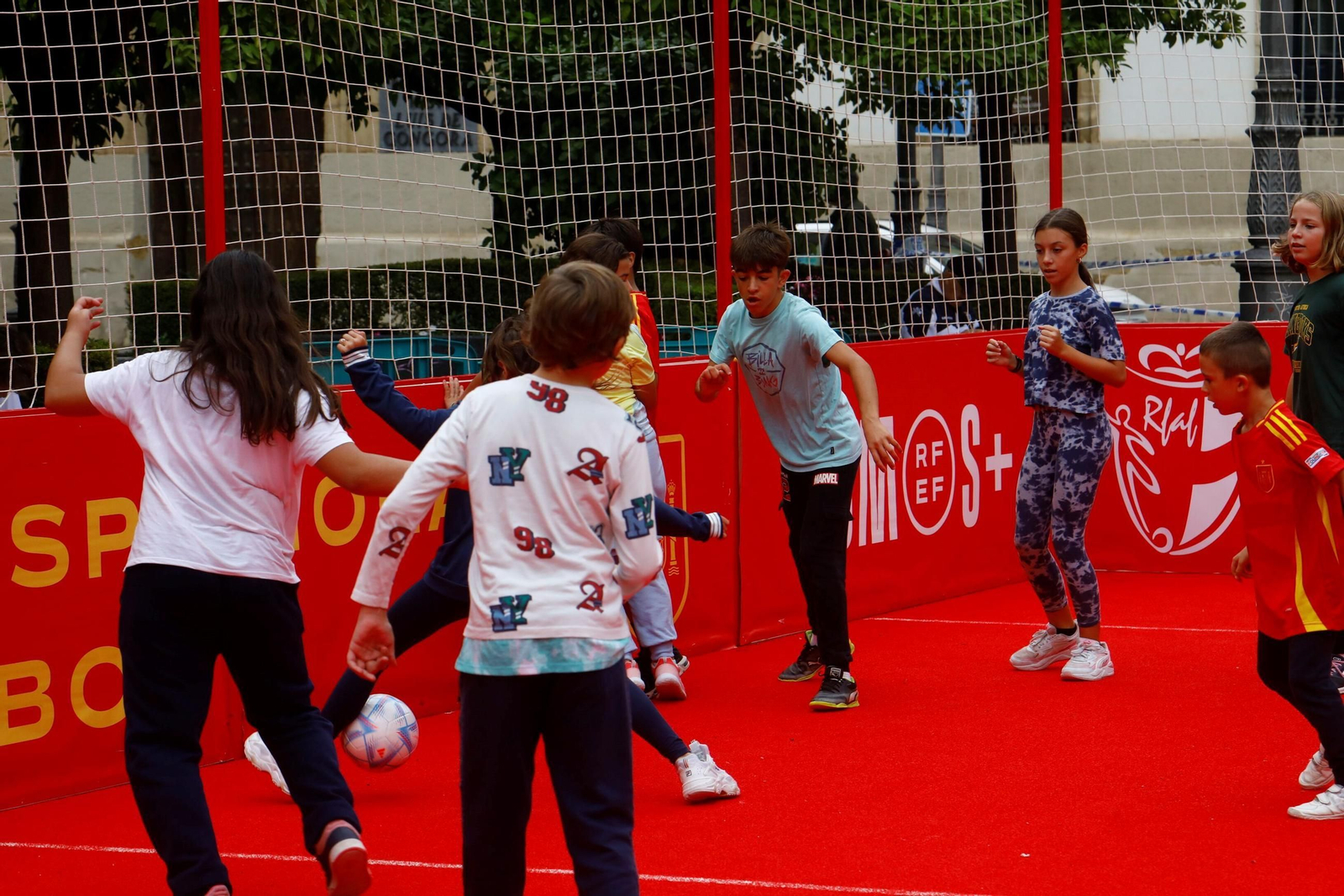 Los colegios de Córdoba disfrutan de la Fan Zone de la selección española, en imágenes