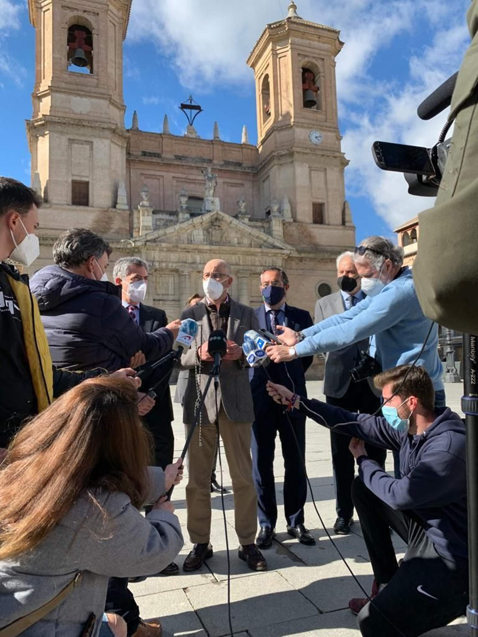 El alcalde de Santa Fe, frente a la Iglesia de la Encarnación.