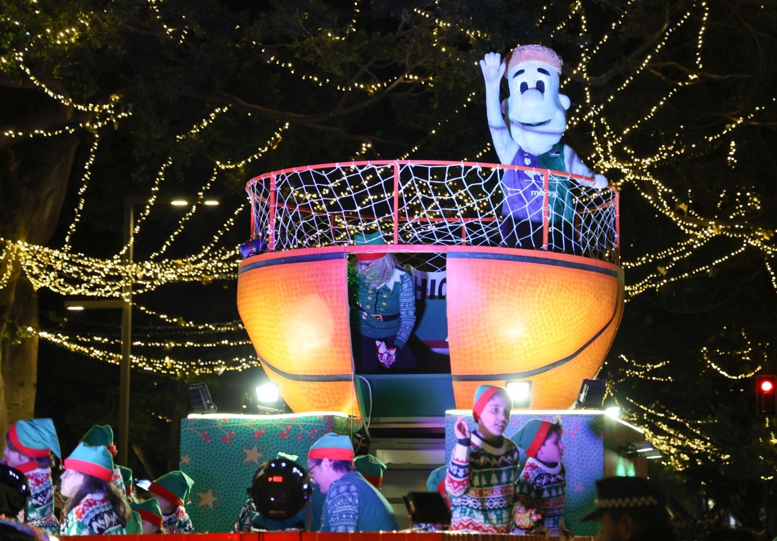 Málaga CF y Unicaja traen ilusión deportiva en la Cabalgata de Reyes