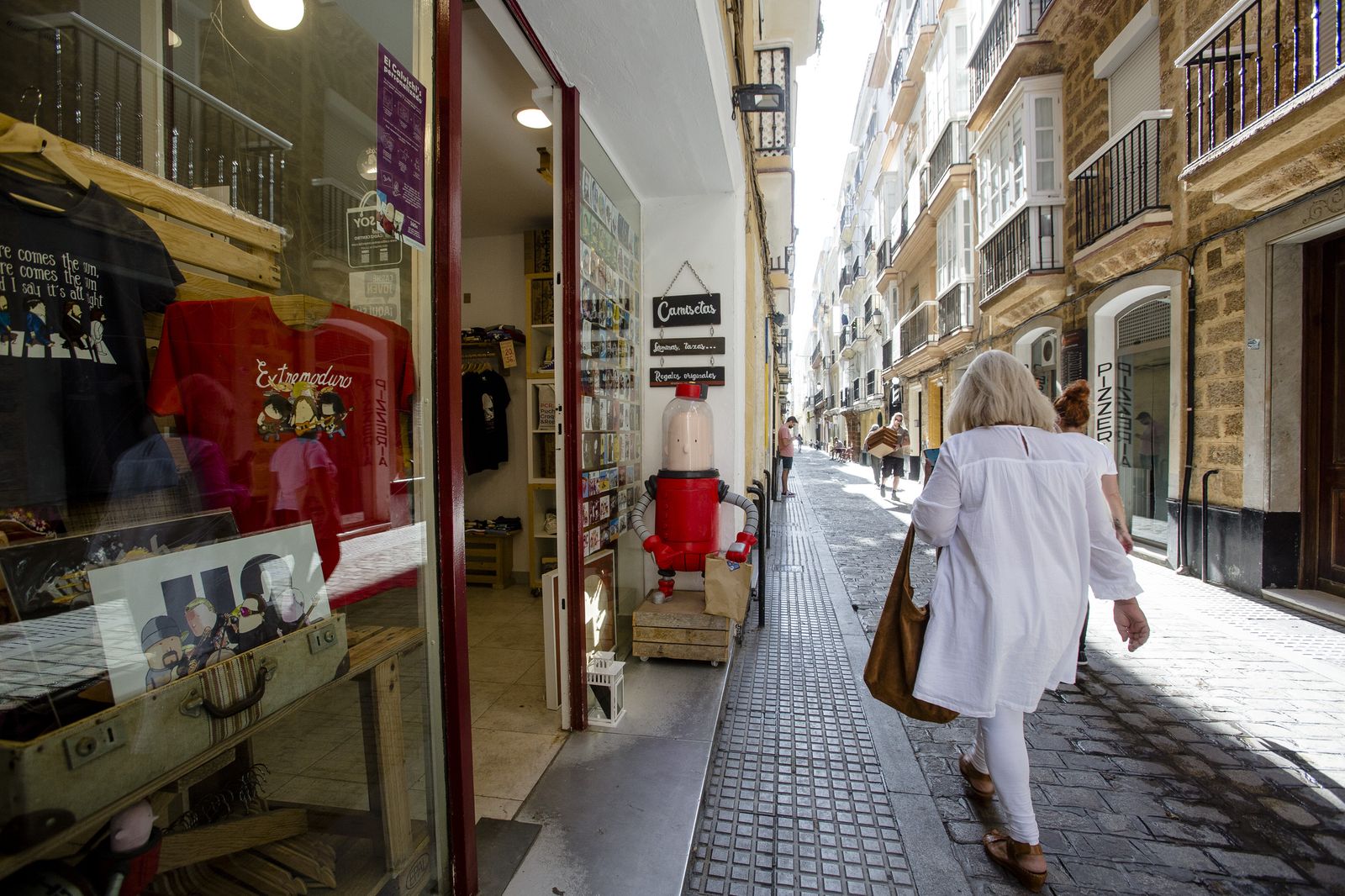 Una imagen de una calle comercial de Cádiz en una imagen de archivo.