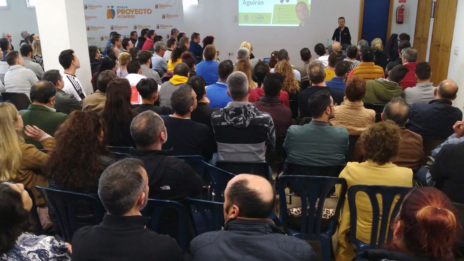 Un momento de la conferencia de Javier Hernández Aguirán en Proyecto Hombre Sevilla.