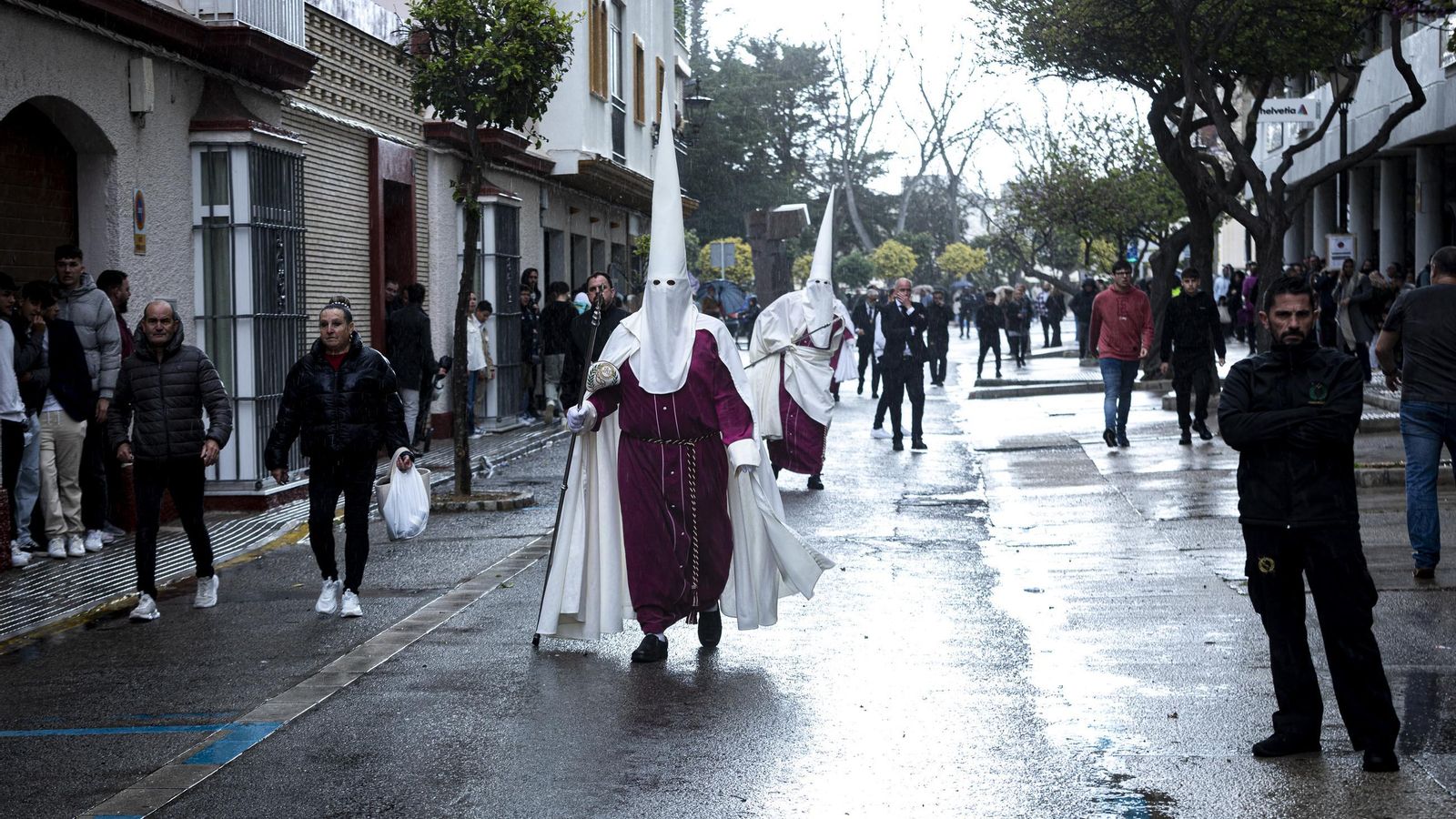 En imágenes,  El Prendimiento de San Fernando tuvo que volverse a su templo entre lágrimas y lluvia