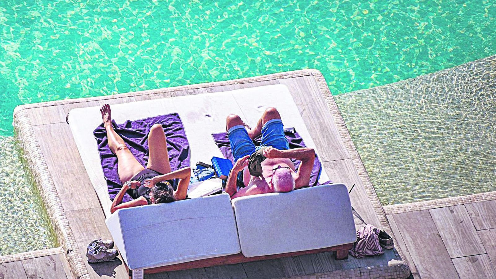 Una pareja disfruta de las instalaciones hoteleras que oferta Cádiz