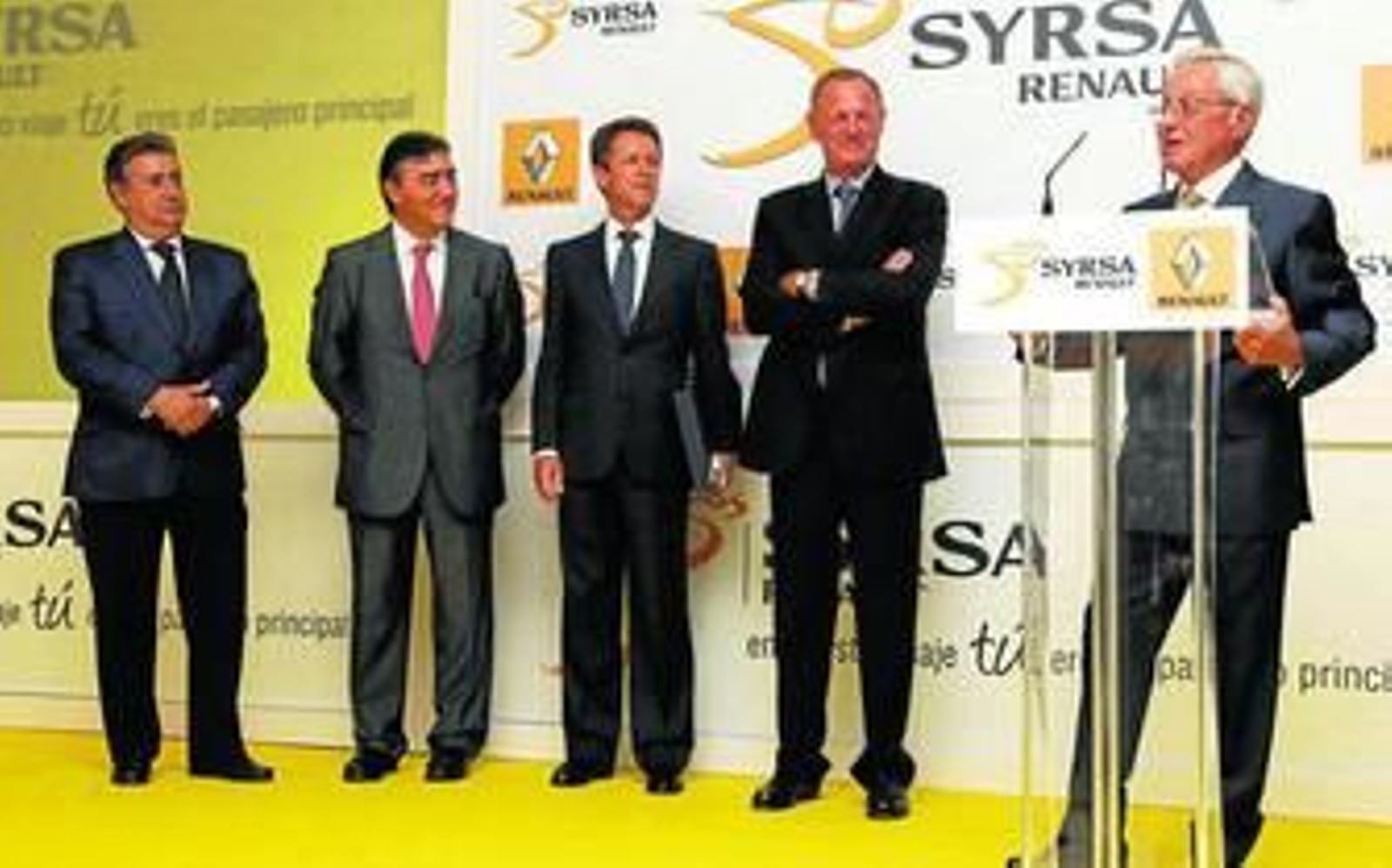 Juan I. Zoido, alcalde de Sevilla; Armando García Otero, director general de Renault España; Francisco Galnares, presidente de Syrsa; Jean Pierre Laurent, presidente Renault España; y Manuel Galnares, presidente Hon. de Syrsa.