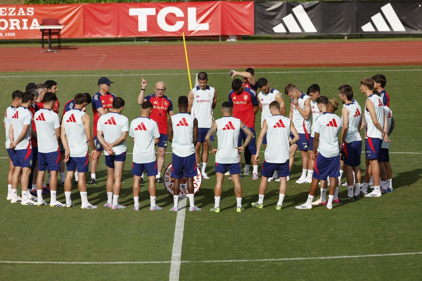 Dean Huijsen sonríe con España mientras espera a Isco