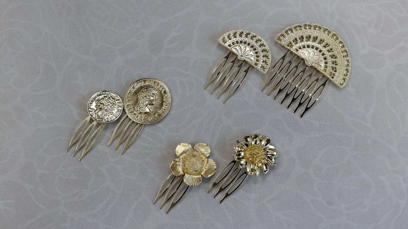 Peinecillos dorados, otros complementos de moda este año.