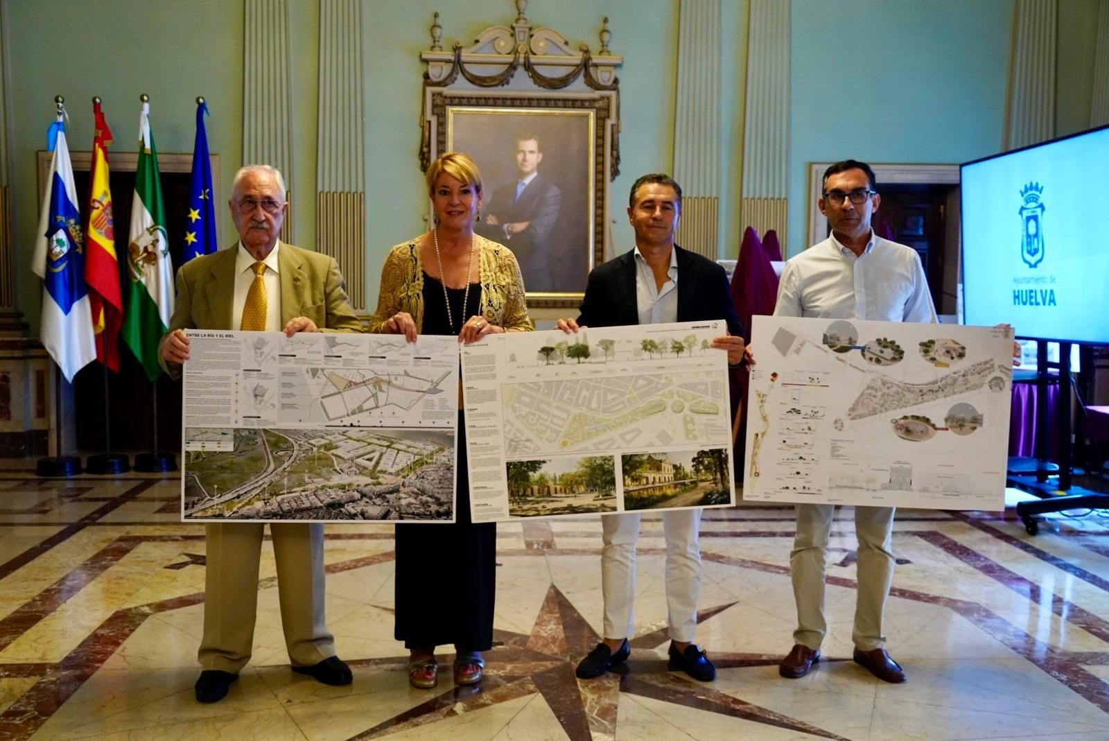 Francisco Rodríguez-Pantoja, Pilar Miranda y Felipe Arias con los tres proyectos finalistas. Francisco Rodríguez-Pantoja, Pilar Miranda y Felipe Arias con los tres proyectos finalistas.