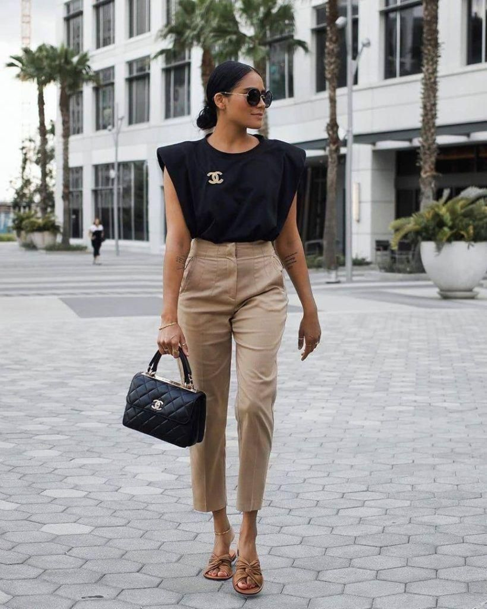 Look de verano 2021 con camiseta con hombreras. Look de verano 2021 con camiseta con hombreras.