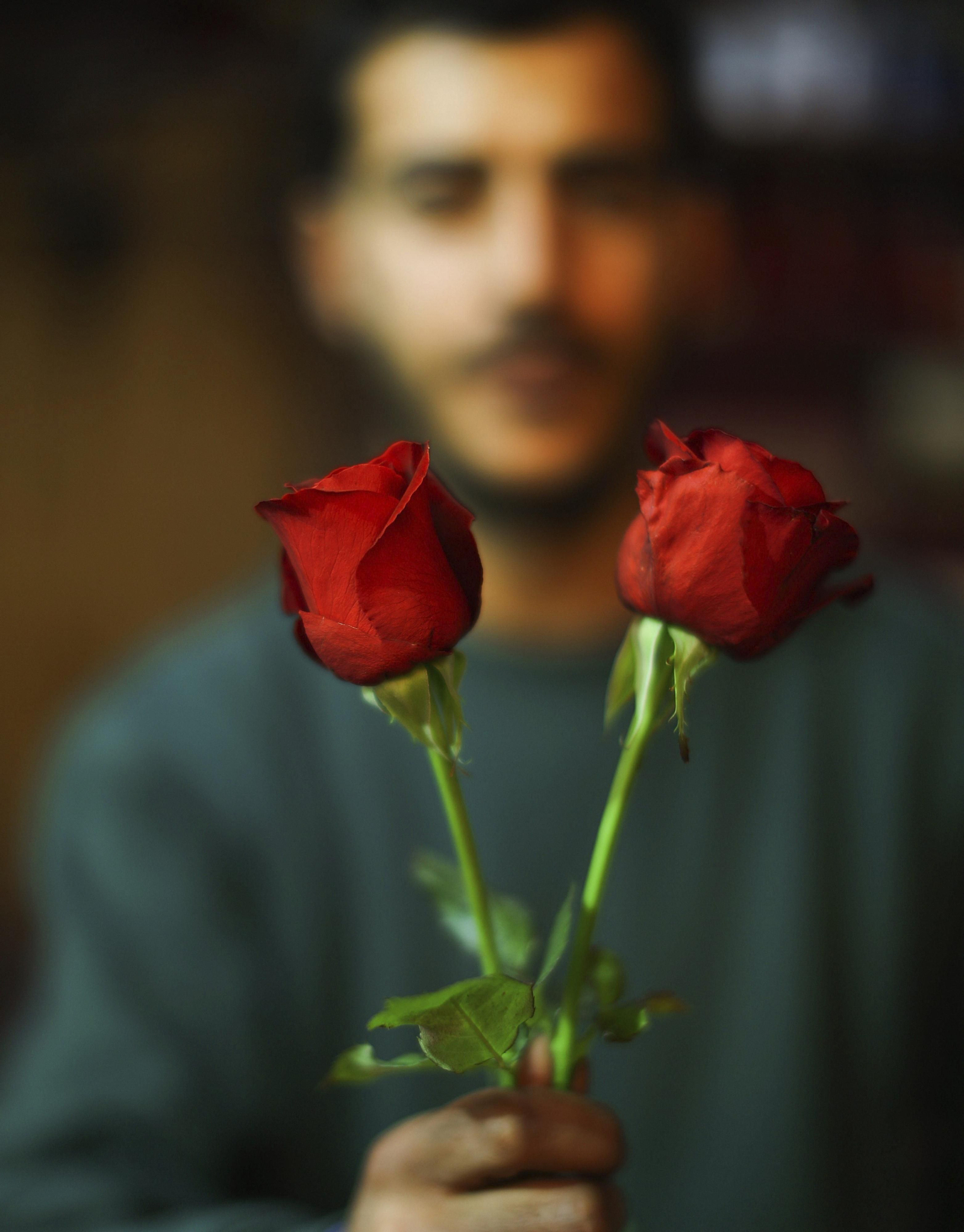 Un hombre con dos rosas.