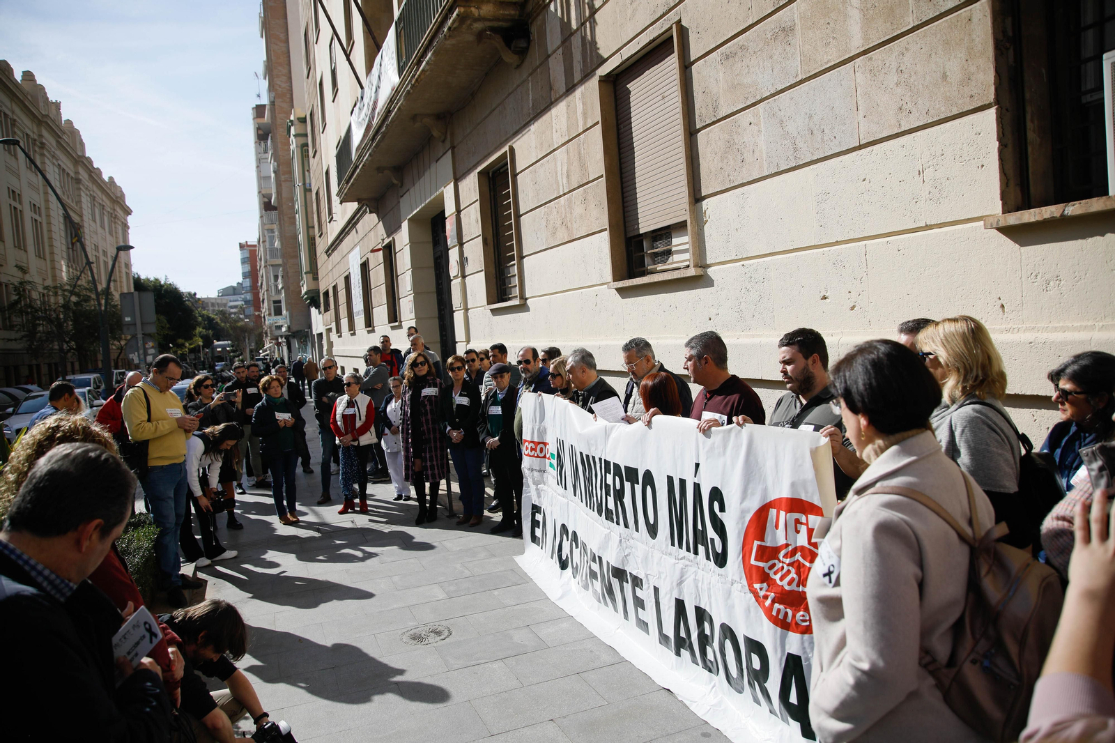 Imágenes de la concentración de CCOO y UGT  tras la muerte de un trabajador en accidente laboral