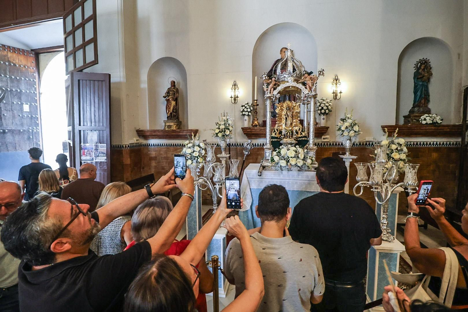 Magna Mariana Huelva 2025: Imágenes del ambiente en las iglesias durante la mañana del viernes