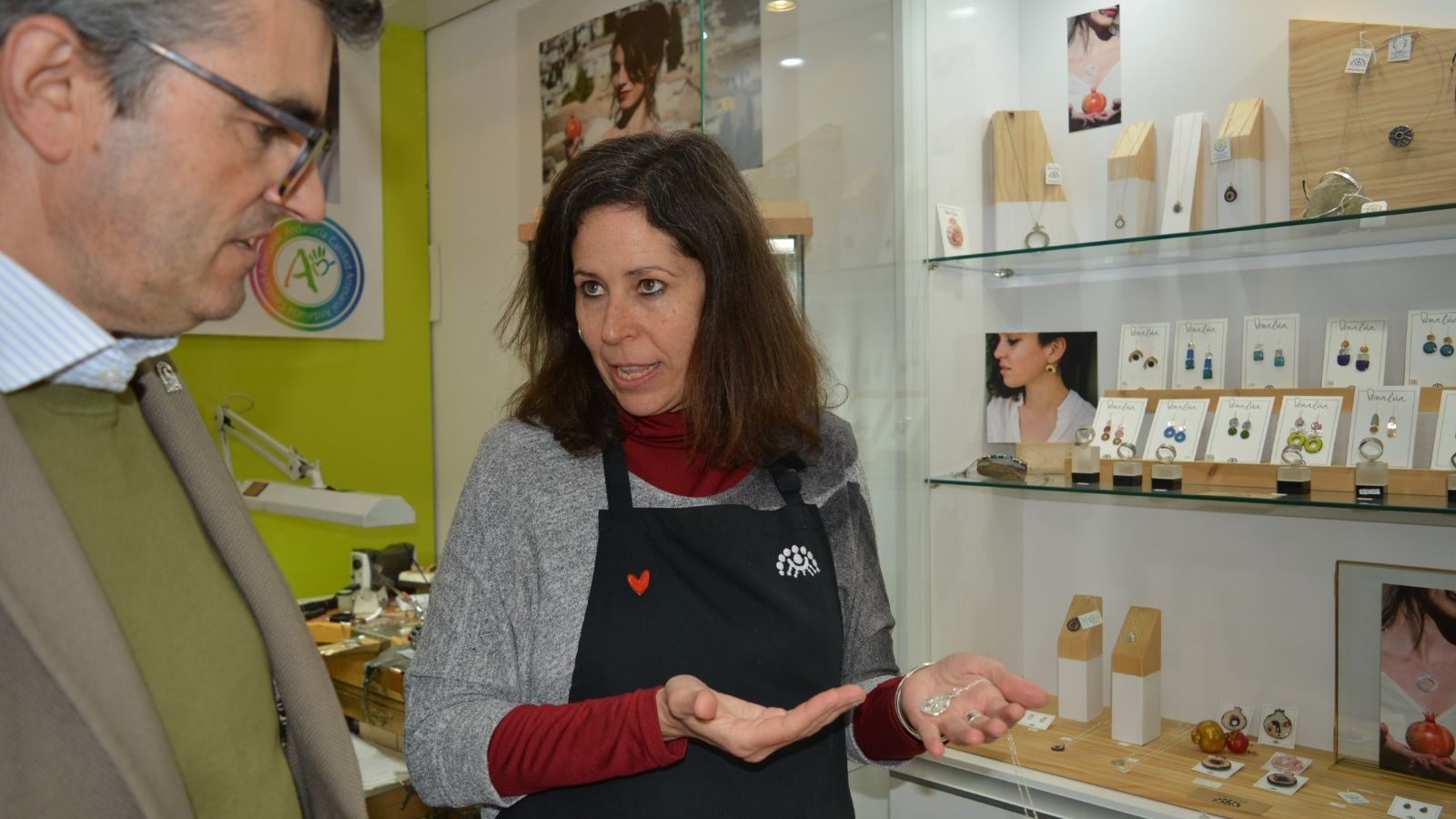 El delegado Javier Martín Cañizares durante la visita que ha realizado a la tienda de la artesana
