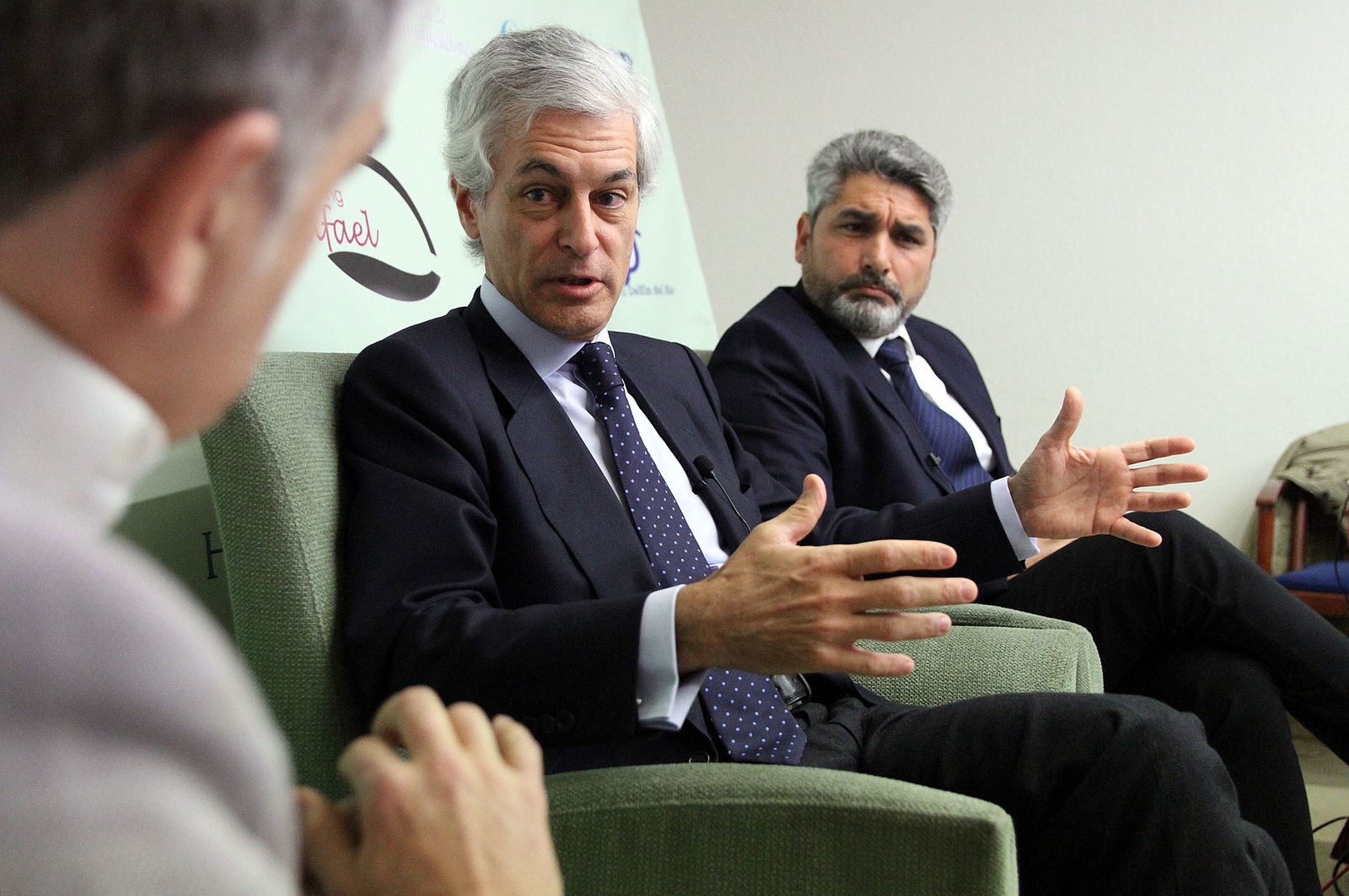 Adolfo Suárez Illana, junto a Juan José Cortés, durante el desayuno informativo introducido por el periodista Paco Morán.