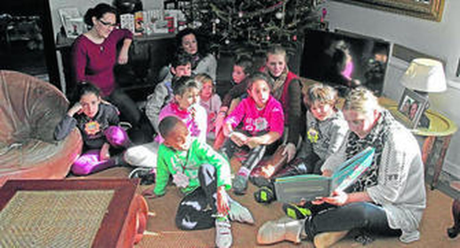 Imagen de uno grupo de pequeños estudiantes en el salón de una casa de Pelayo, ayer.