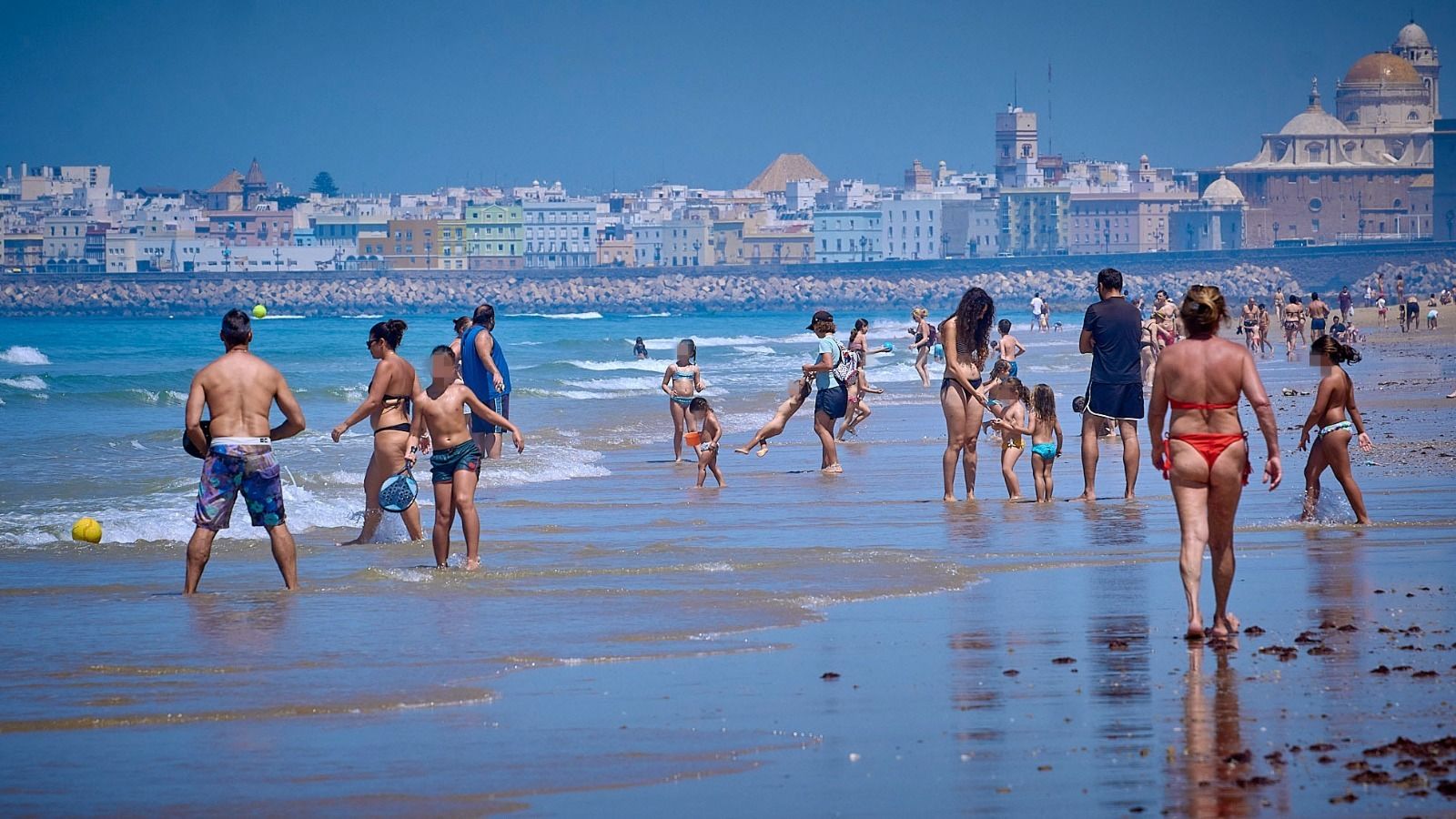 Cientos de personas disfrutan de la playa de Cádiz este viernes pese a las restricciones sanitarias.