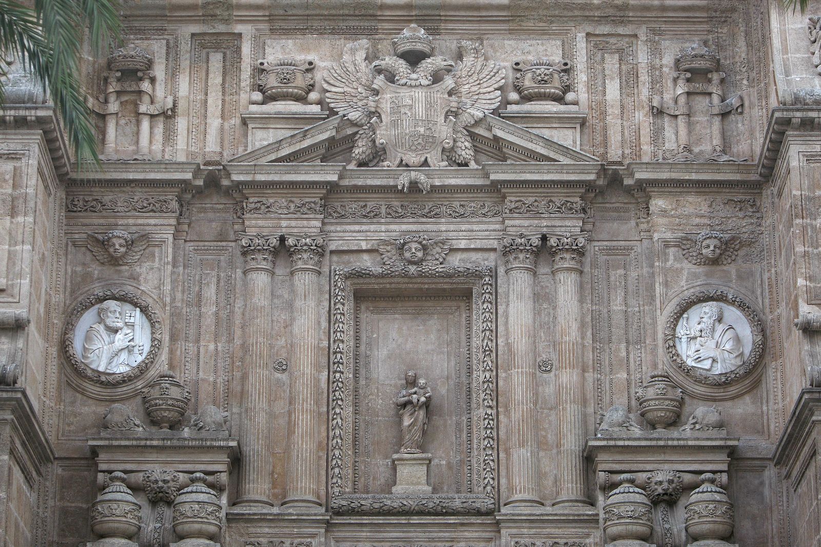 Uno de  los símbolos de  la Dictadura que se pueden observar en el frontispicio de  la catedral  de  Almería