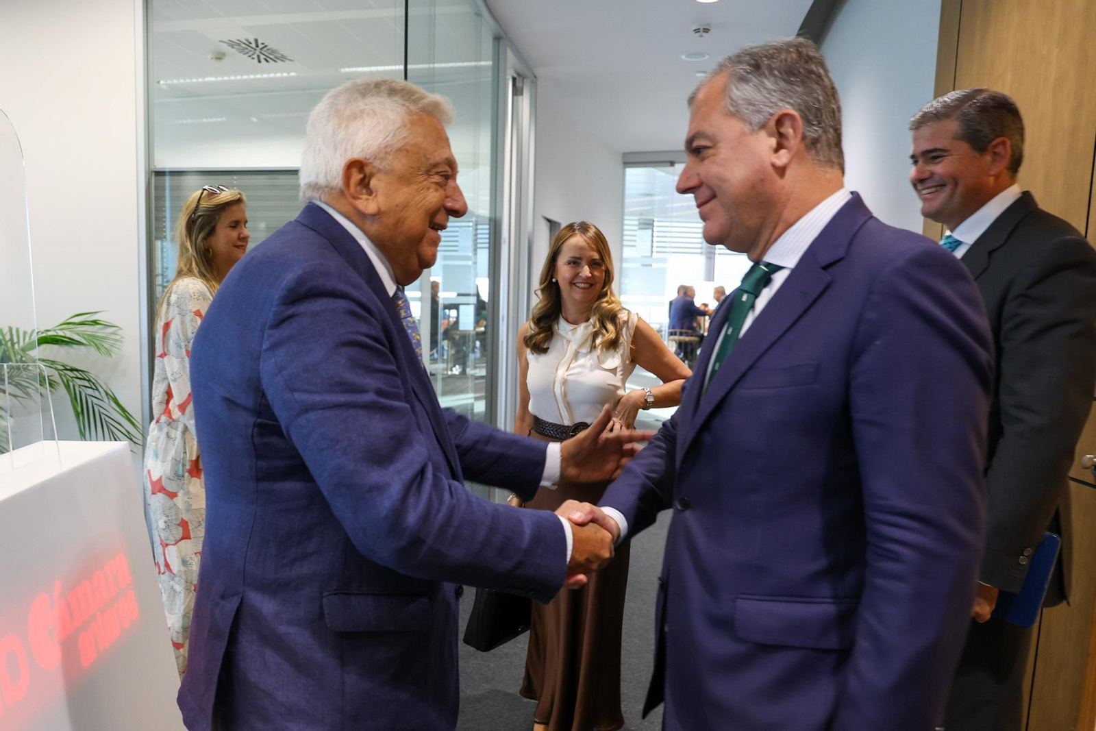 El alcalde de Sevilla, José Luis Sanz, visita las dependencias de la oficina 'Sevilla Open For Business’