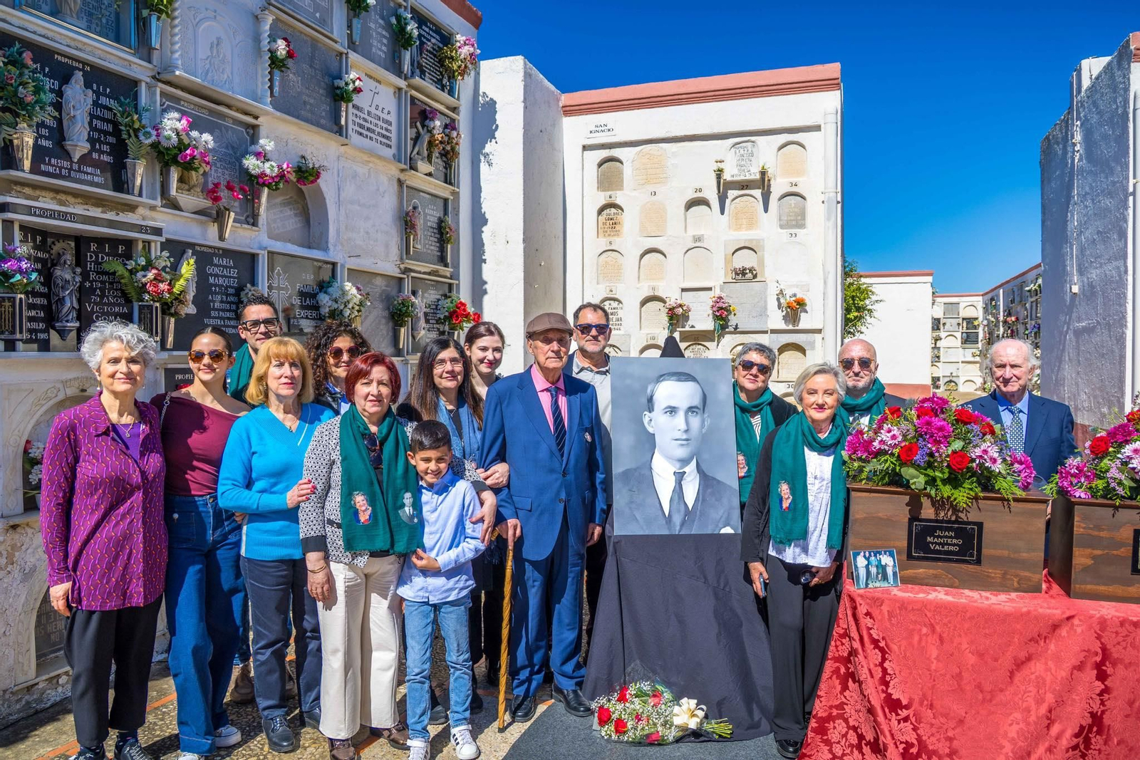 Familiares de Juan Mantero Valero durante el acto de entrega de sus restos mortales en el cementerio municipal de San Fernando