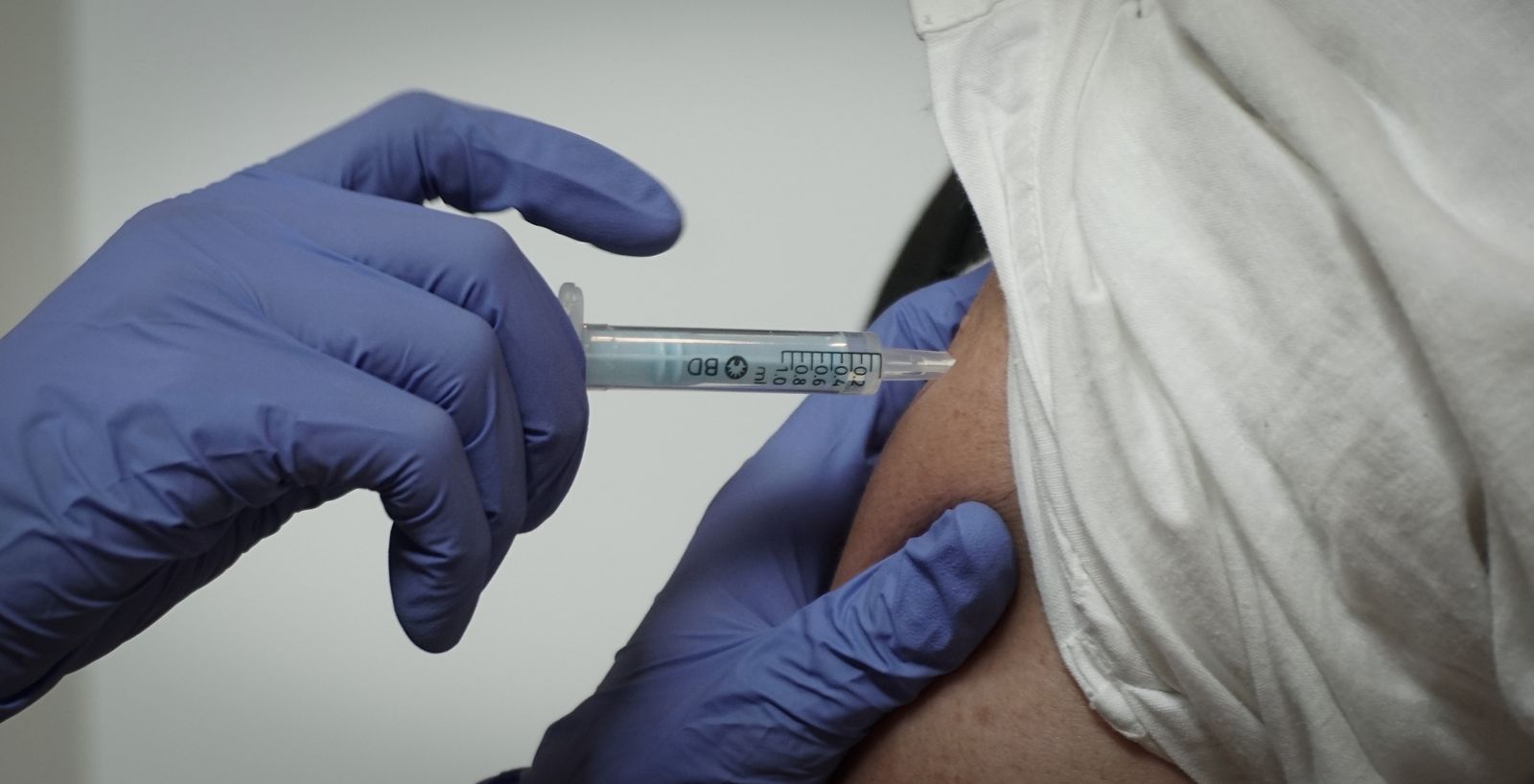 Una sanitaria inocula la vacuna de la covid a una persona