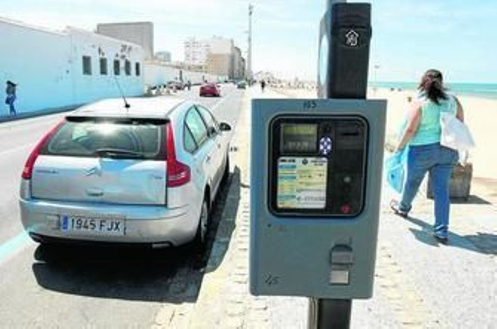 Una zona azul de aparcamiento en el paseo marítimo durante el verano.