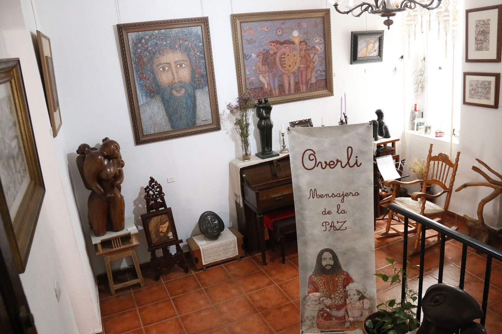 Un gran autorretrato del artista recibe a los visitantes en el vestíbulo de la vivienda de la calle Rábida reconvertida en museo oficioso de Overli.