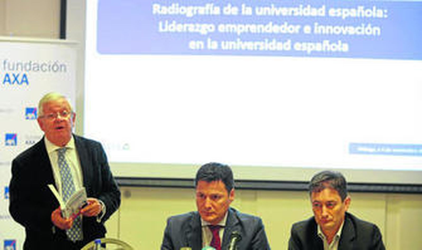 El periodista Fernando Jáuregui (izda.) con Josep Alfonso, de la fundación Axa, y el vicerrector de Emprendimiento de la Universidad de Málaga, Rafael Ventura.