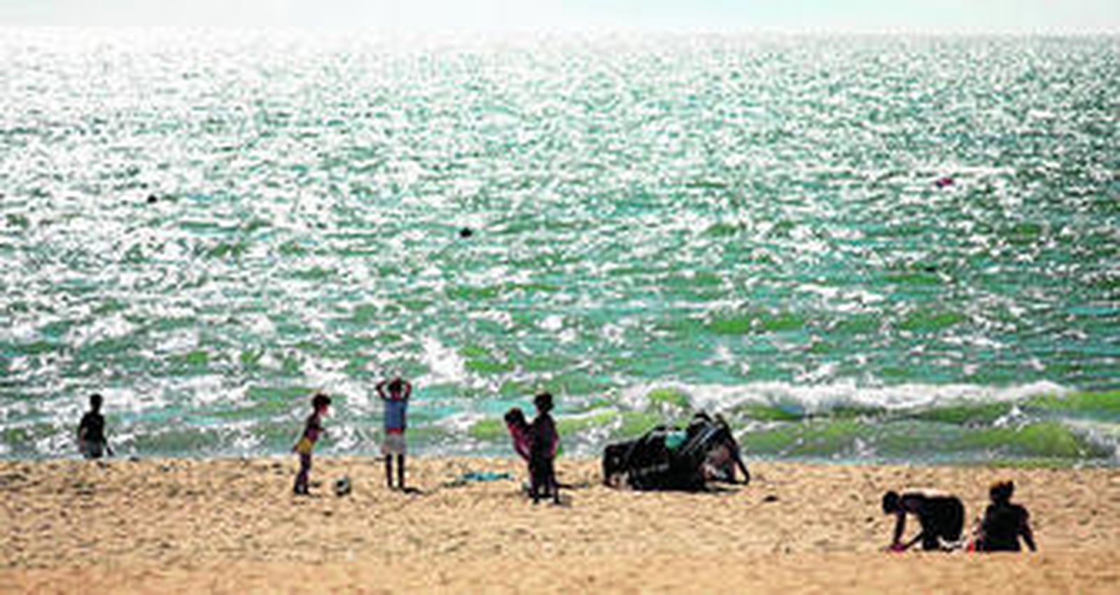 Bañistas en una playa de Huelva.