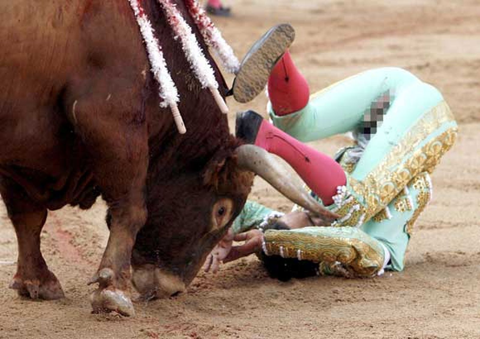 Corrida de bochorno, orejita para Castella, y El Cid herido