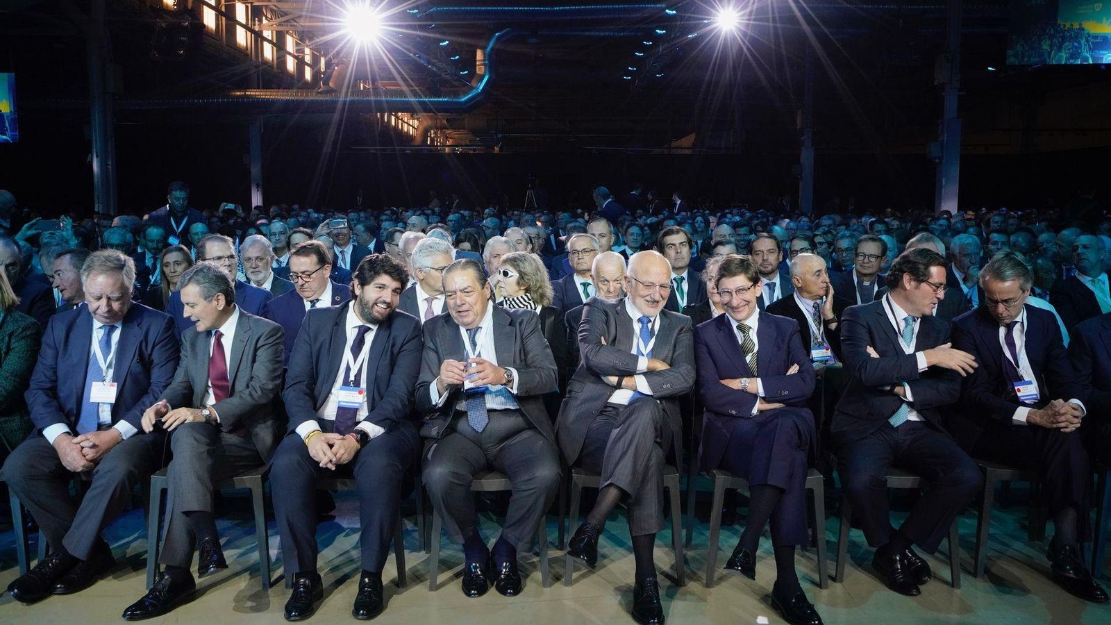 Vicnte Boluda, en  el centro, en una reunión de empresarios en Murcia