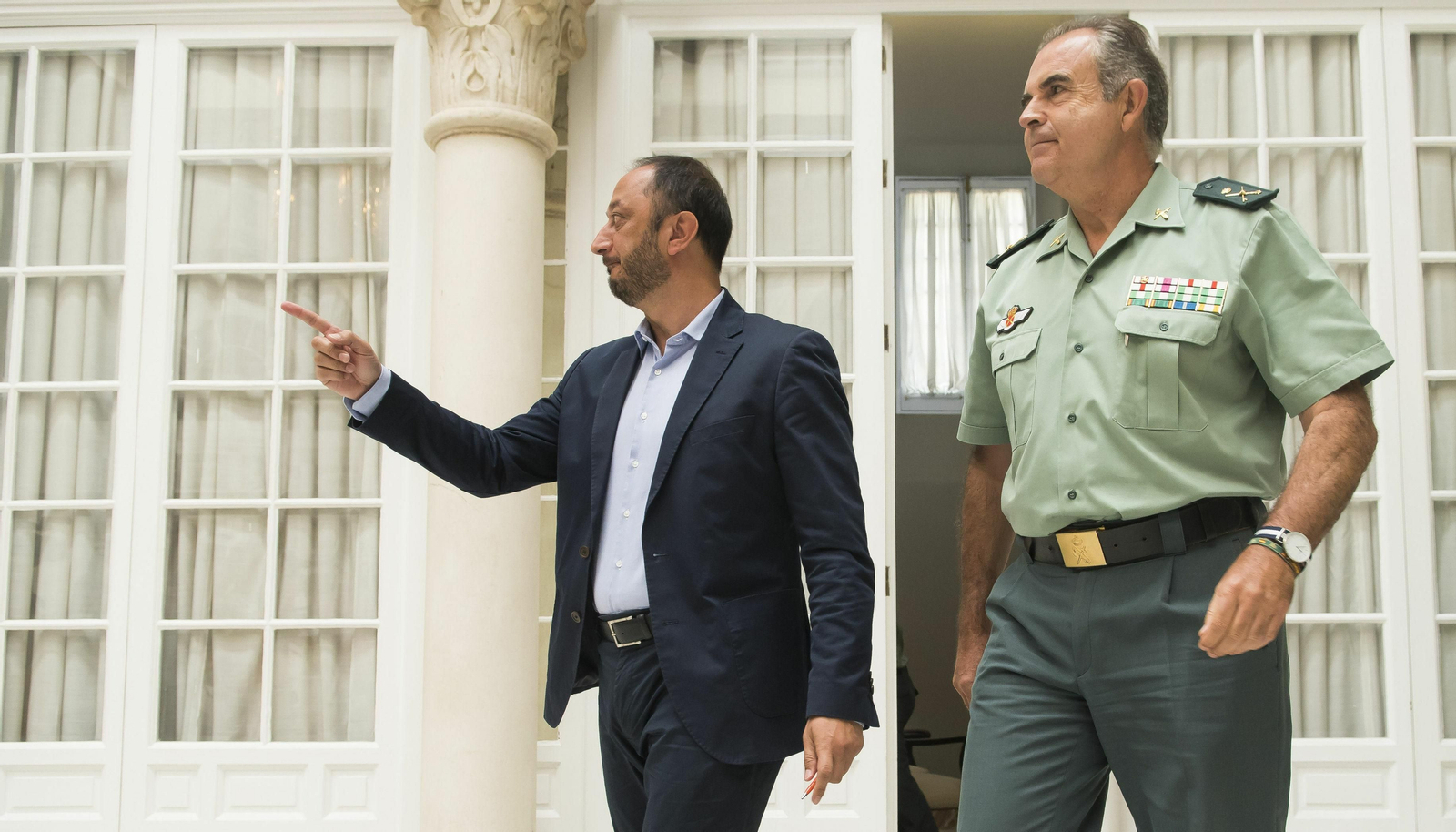 El general Manuel Contreras con el ex delegado del Gobierno en Andalucía Alfonso Rodríguez.