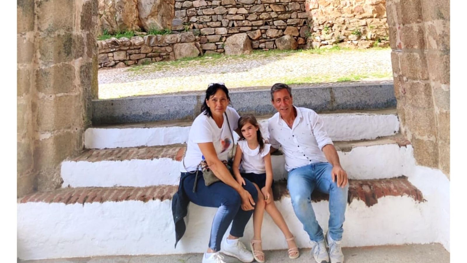 El ganador del anterior sorteo disfrutando de su premio en Aracena junto a su familia