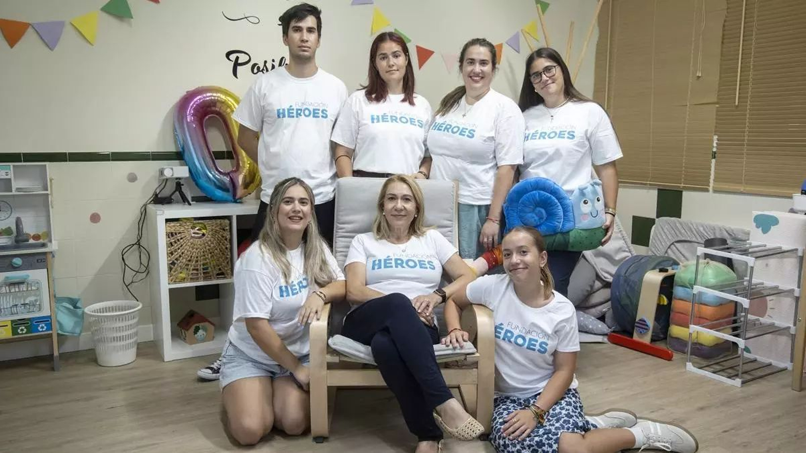 María Jesús Martín, en el centro, con seis de sus ocho hijos con dislexia.