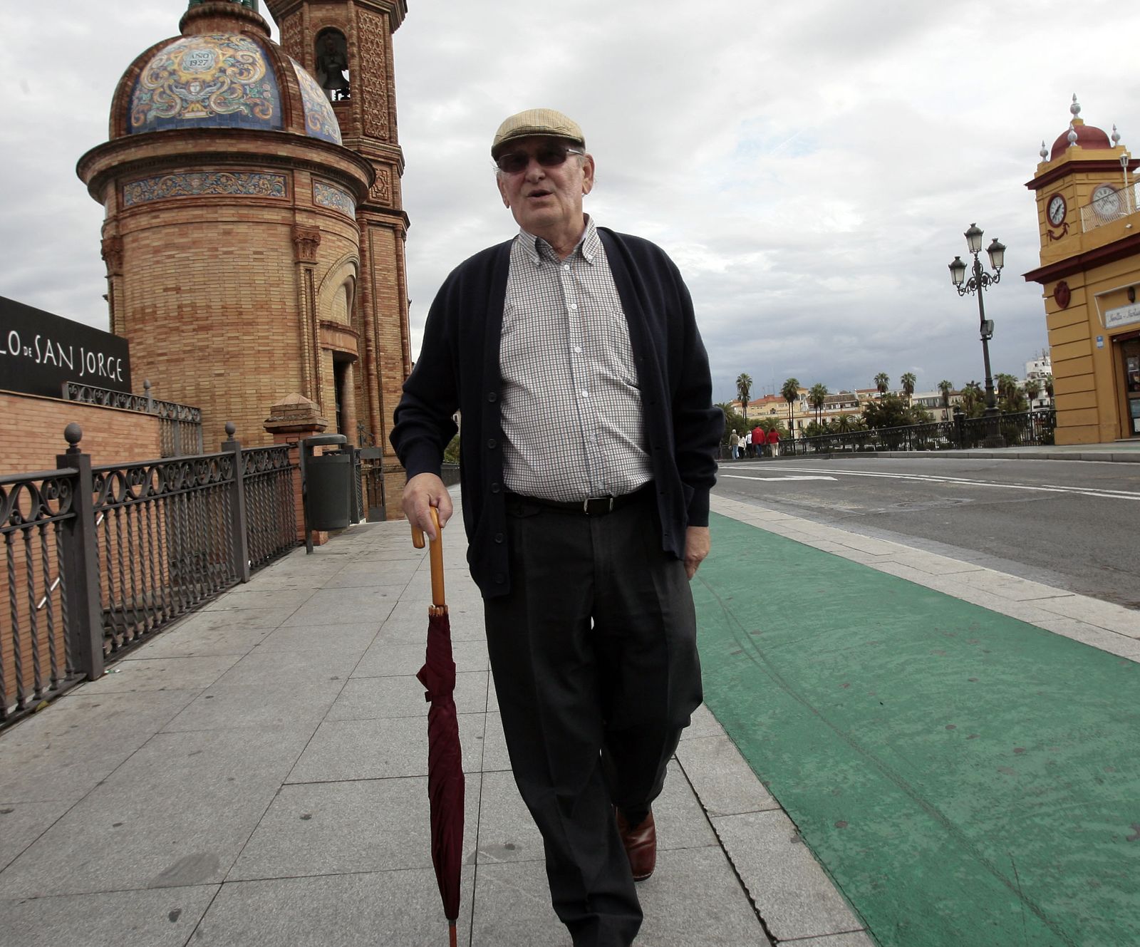 Ruesga Bono cruza el puente de Triana, en una imagen de archivo.