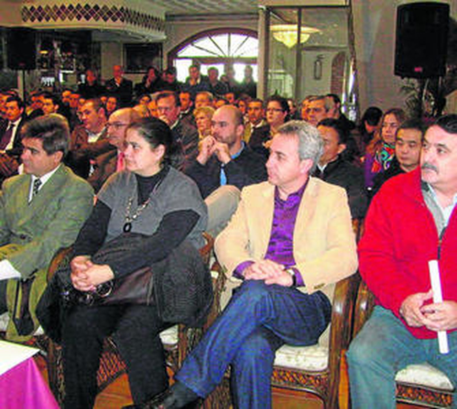Alcaldes de la zona Norte y empresarios asistentes a la entrega ayer de las ayudas del Plan Miner.