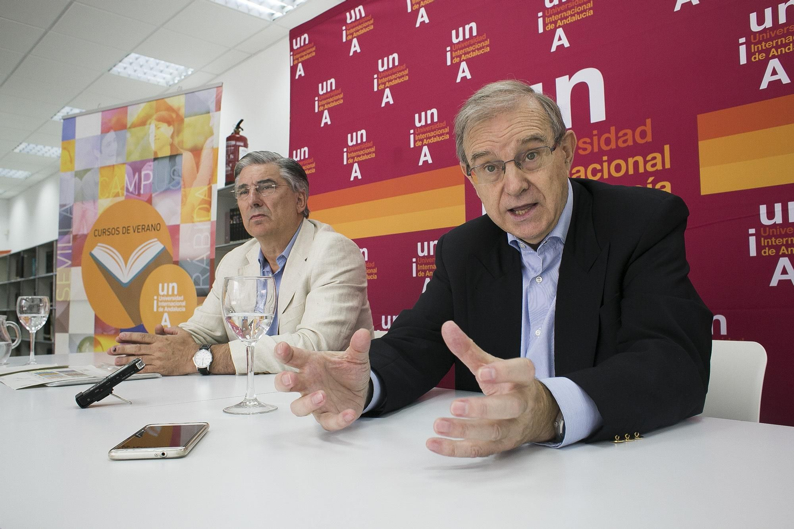 Fernando López Mora y el general Miguel Ángel Ballesteros, en rueda de prensa en la UNIA.