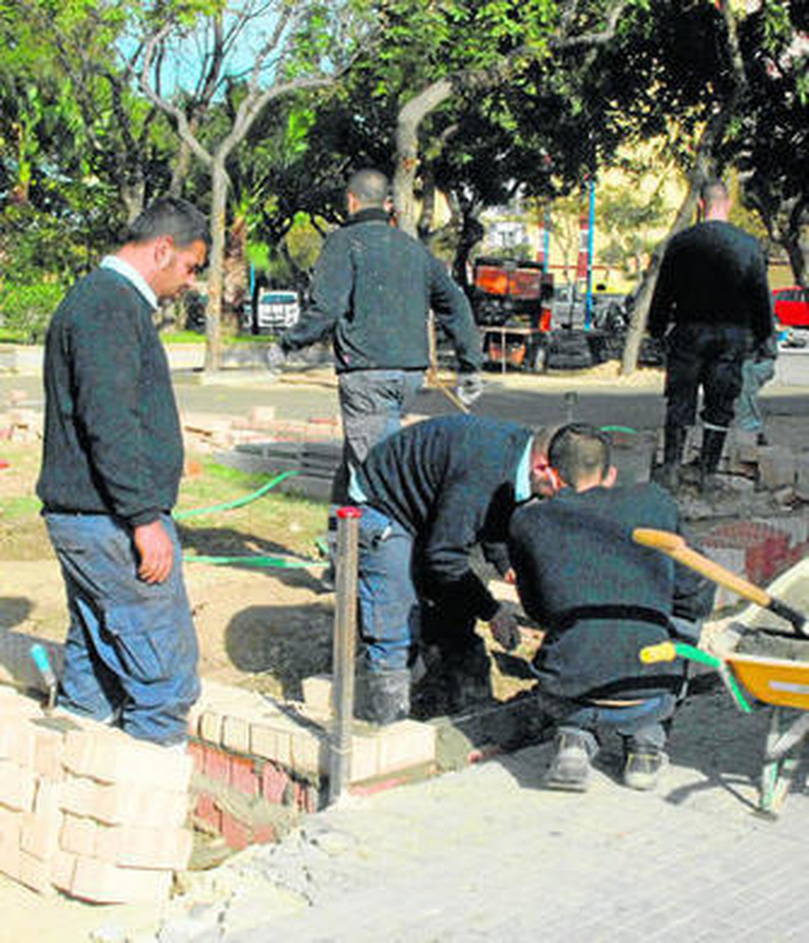 Personal contratado con el plan de empleo, en una obra.