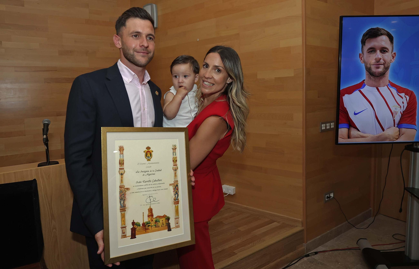 El acto de imposición de la insignia de la ciudad de Algeciras a Iván Turrillo, en imágenes
