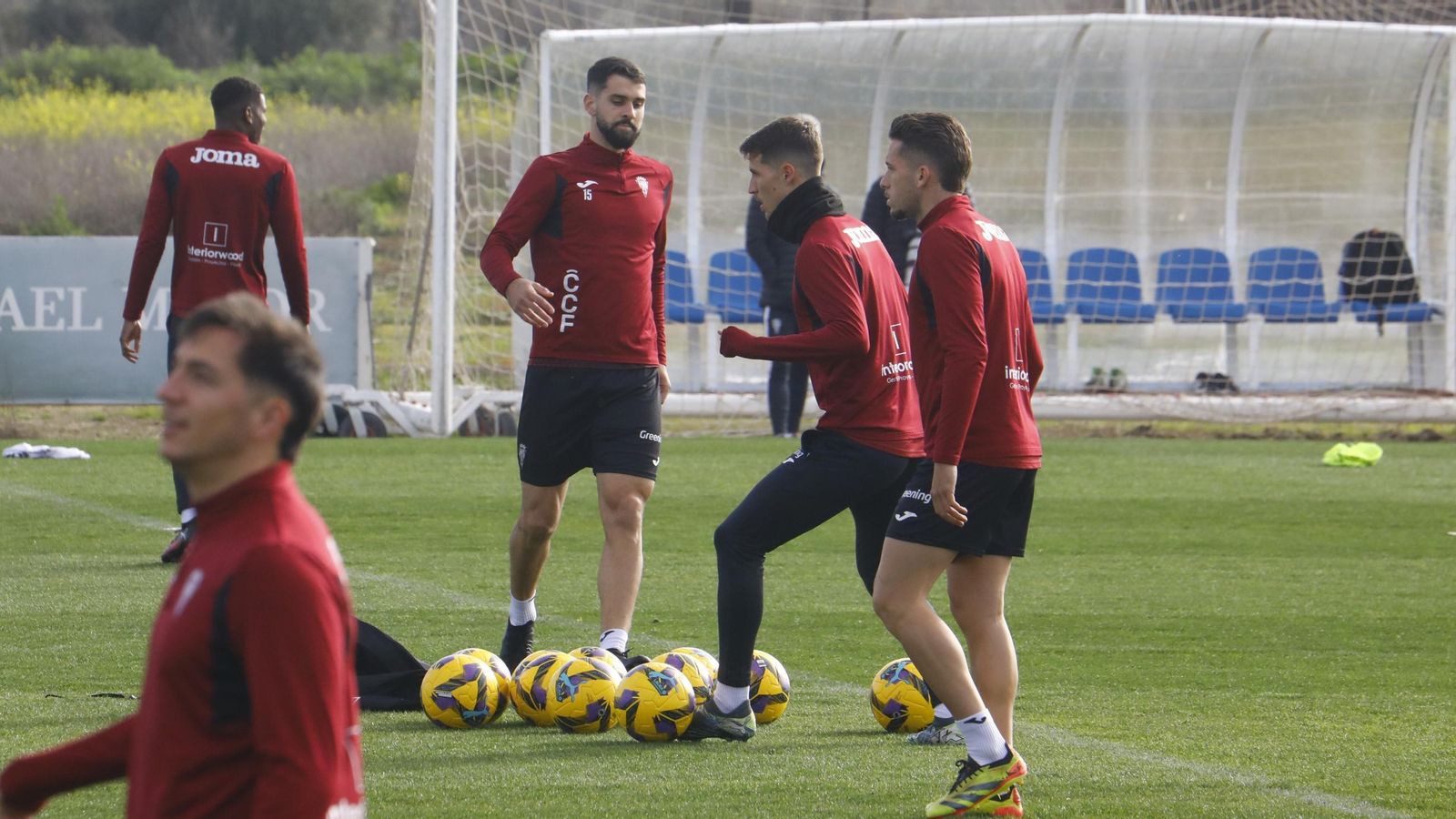 Xavi Sintes recoge un balón en un entrenamiento del Córdoba CF. Xavi Sintes recoge un balón en un entrenamiento del Córdoba CF.