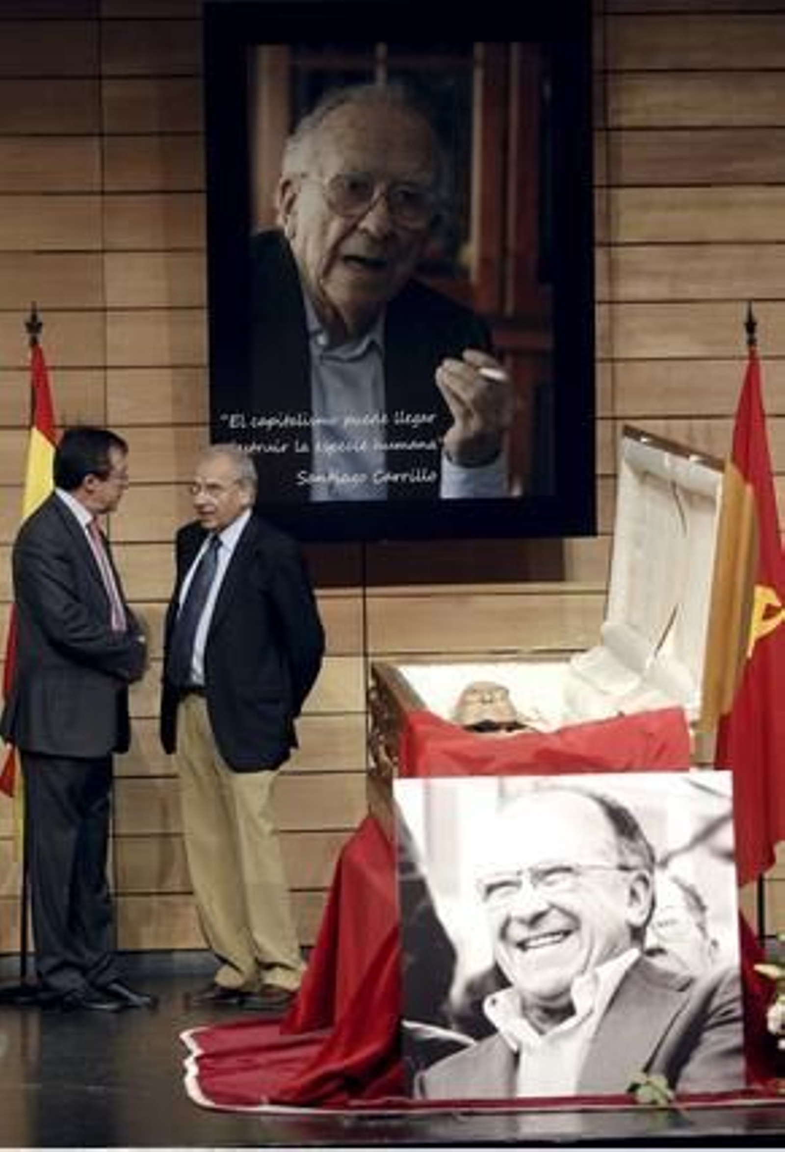 José, hijo de Santiago Carrillo, conversa con el ex vicepresidente del Gobierno y diputado socialista Alfonso Guerra, en la capilla ardiente.

Foto: EFE