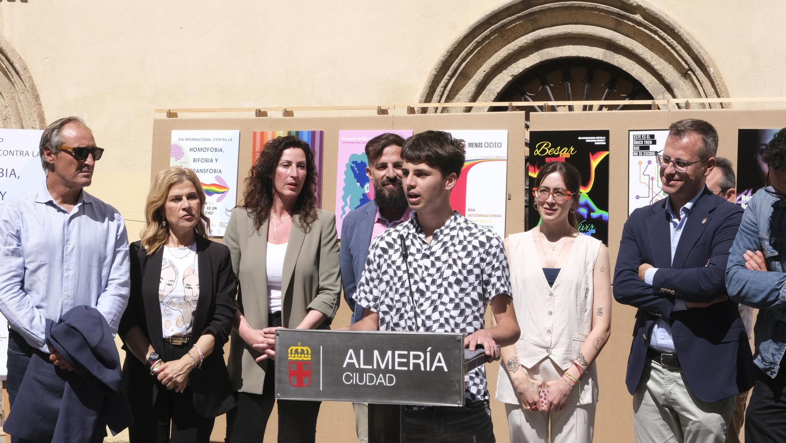 Lectura del manifiesto del Día Internacional contra la Homofobia en Almería, en imágenes