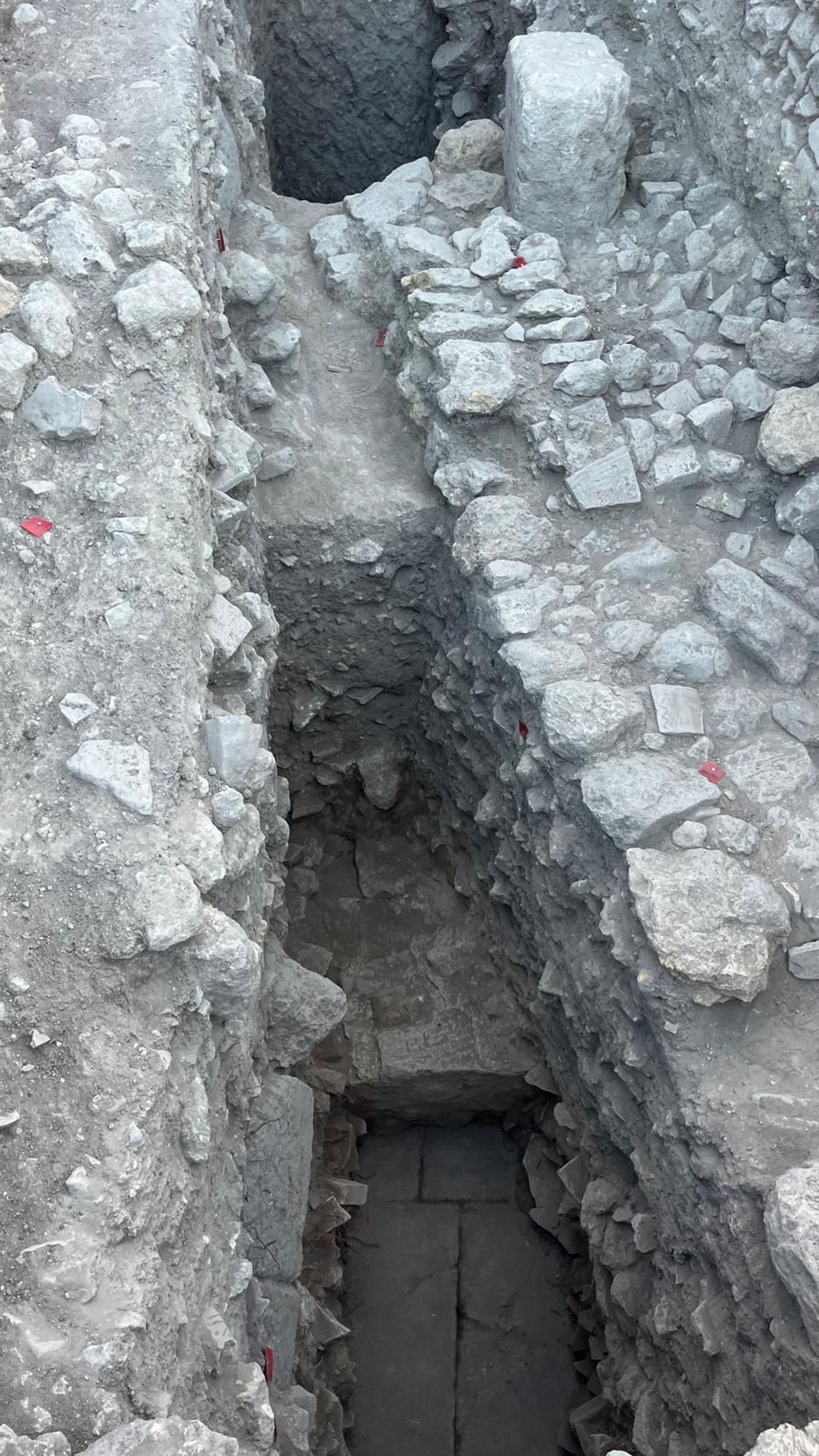 Restos del pavimento del foro de la ciudad romana.