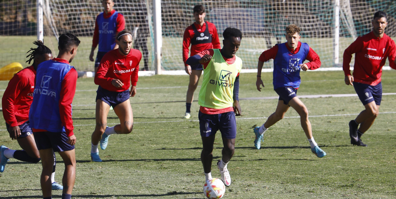 Diarra conduce el balón durante el entrenamiento de este sábado en la Ciudad Deportiva.