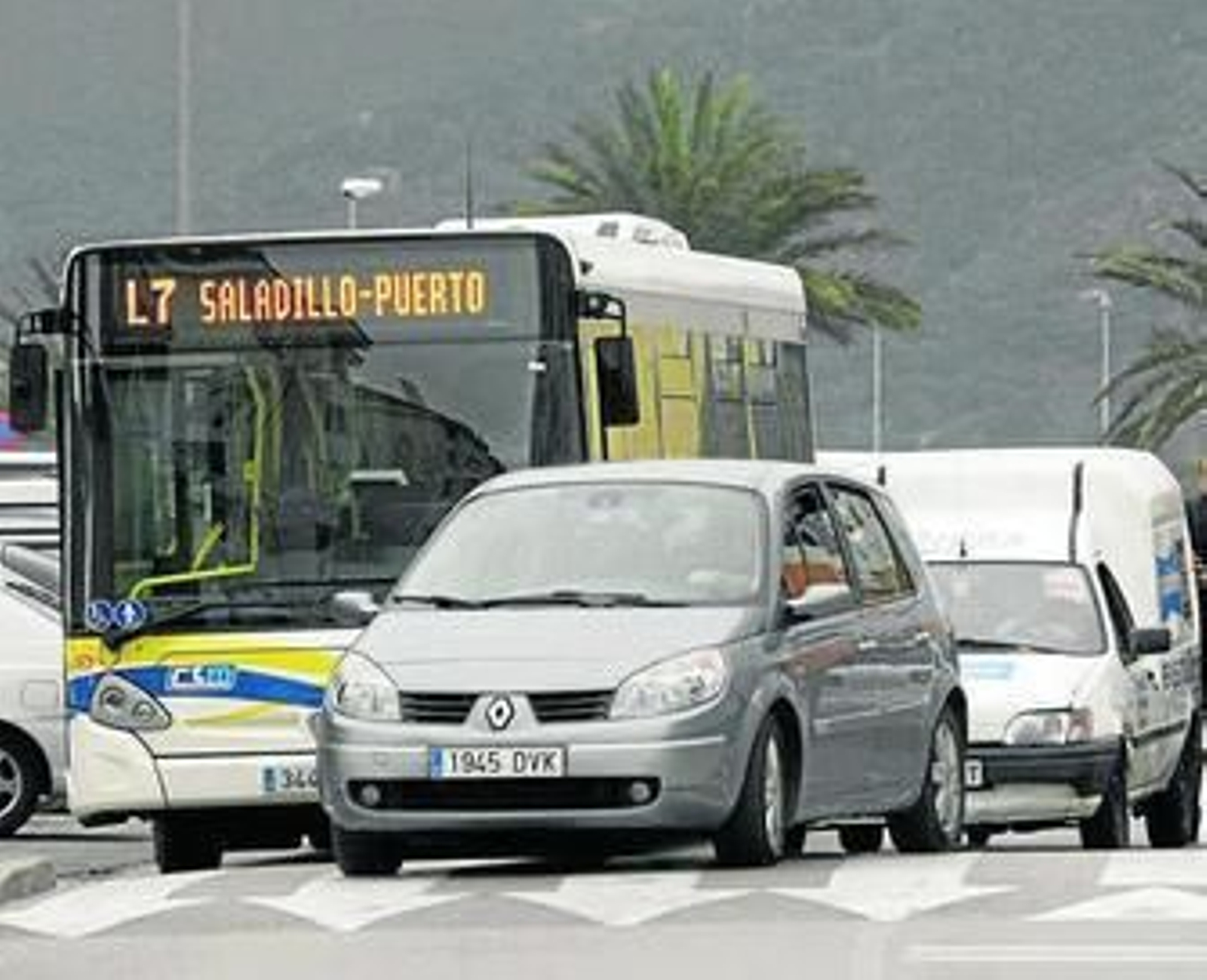 Un autobús de CTM-Grupo Ruiz, a su paso por El Saladillo. Un autobús de CTM-Grupo Ruiz, a su paso por El Saladillo.