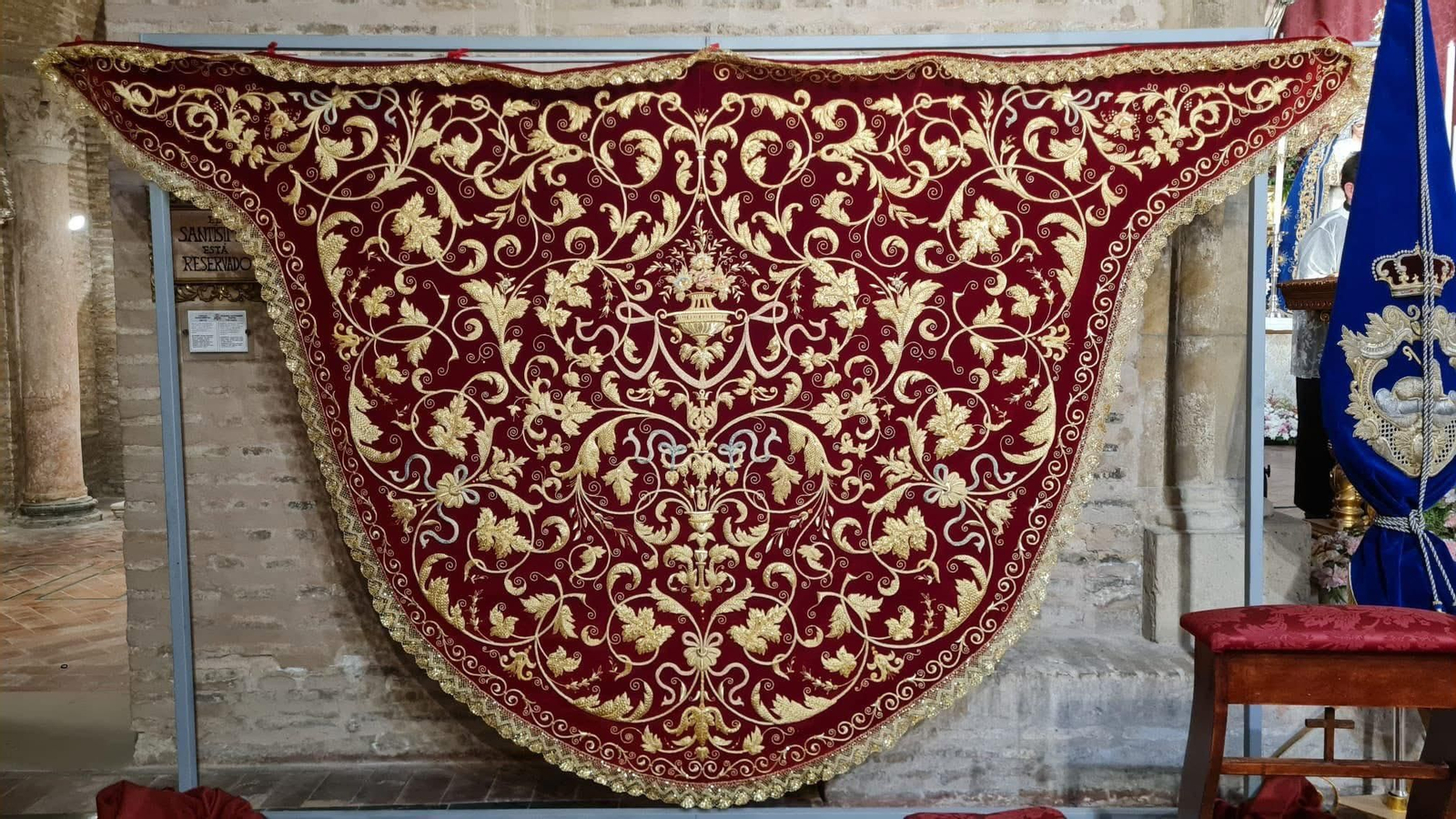 El nuevo manto rojo para la Divina Pastora