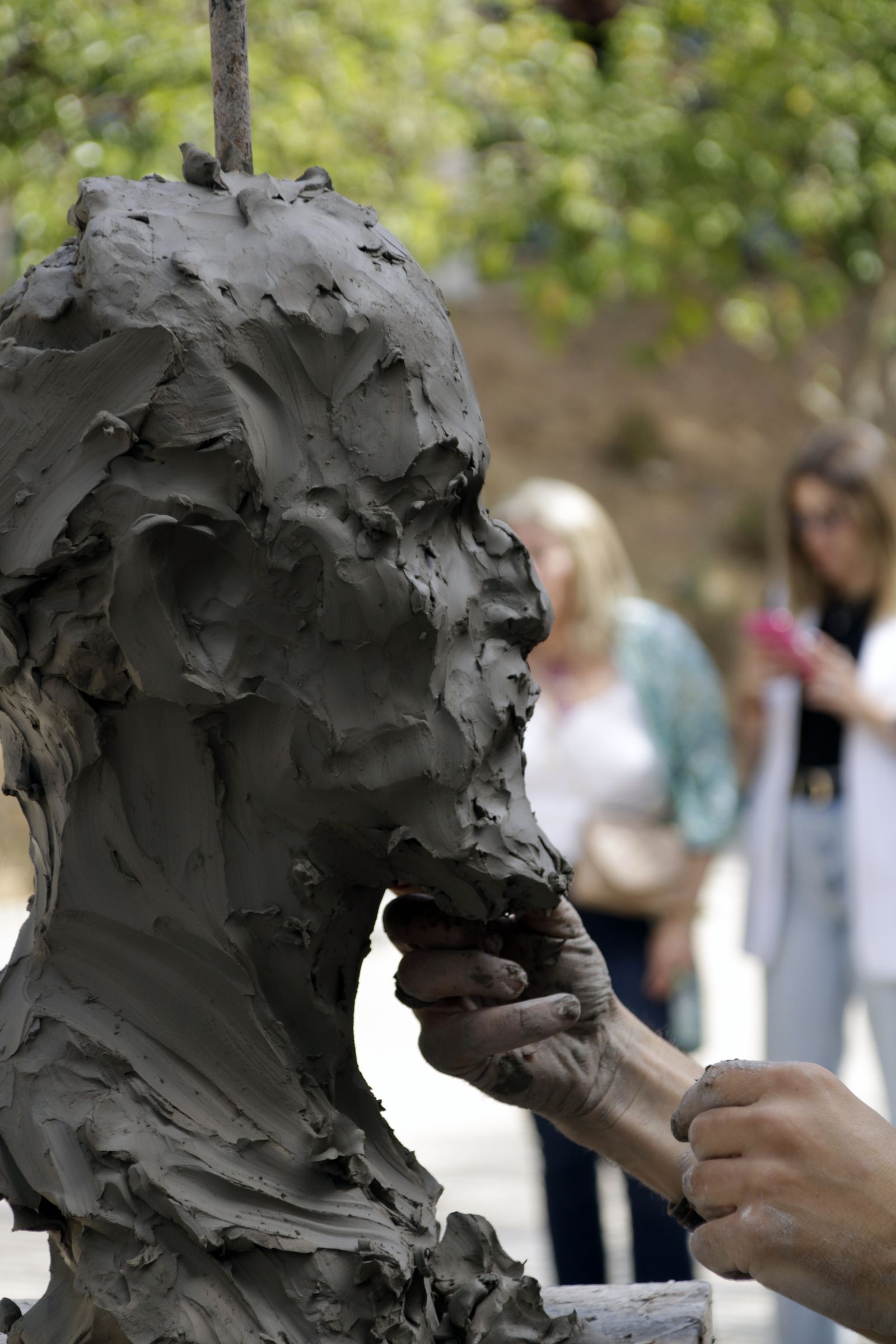 Modelado del escultor Martín Lagares con motivo de la II Feria del Emprendimiento en imágenes