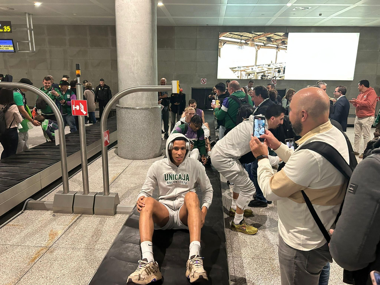 Alegría en la llegada del Unicaja al aeropuerto