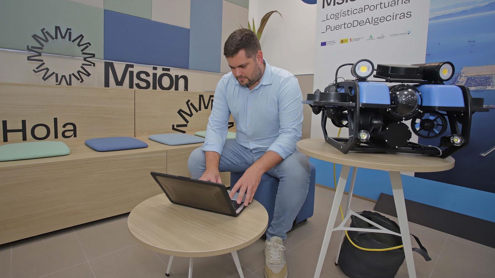 David Pinto, CEO de Eonsea, trabajando en el espacio de emprendimiento del Puerto de Algeciras