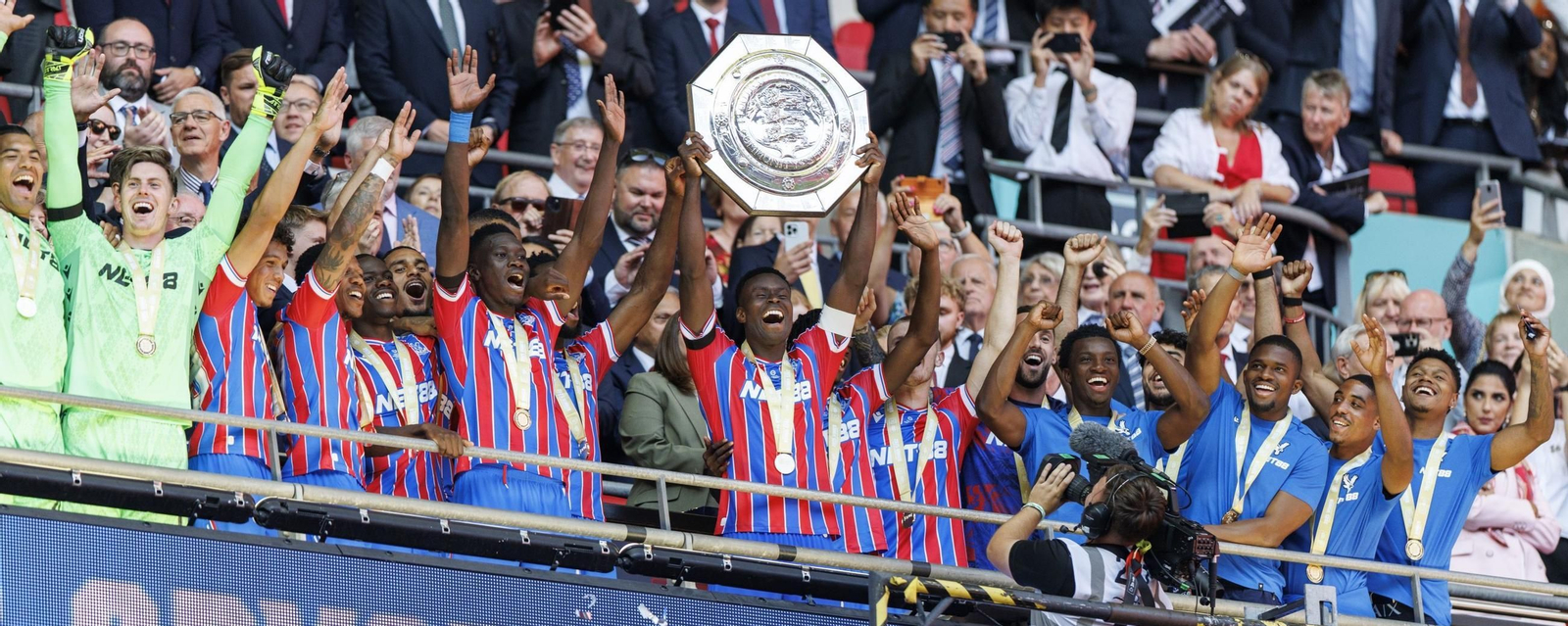 Los jugadores del Crystal Palace ofrecen el título de campeones a sus aficionados.