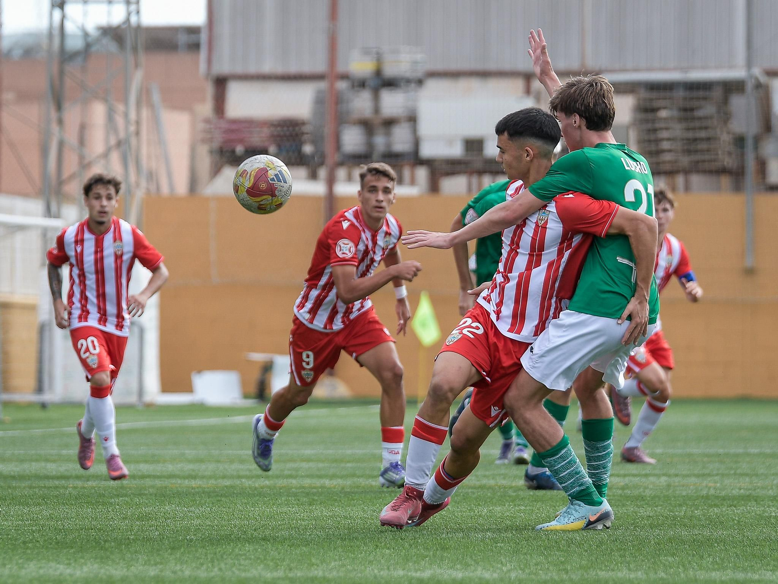 José Ramón pugna por un balón con un rival durante el encuentro de la pasada jornada disputado frente a La Mosca.